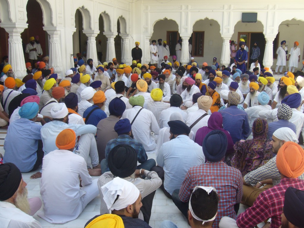 ਸੌਦਾ ਸਾਧ ਨੂੰ ਮਾਫ ਕਰਨ ਦੇ ਫੈਸਲੇ ਵਿਰੁੱਧ ਰੋਸ ਵਜੋਂ ਬੈਠੀ ਸਿੱਖ ਸੰਗਤ