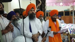 ਖ਼ਤ ਸ੍ਰੀ ਹਜ਼ੂਰ ਸਾਹਿਬ ਦੇ ਜਥੇਦਾਰ ਗਿਆਨੀ ਕੁਲਵੰਤ ਸਿੰਘ ਪੰਜ ਪਿਆਰਿਆਂ ਦੀ ਮੀਟਿੰਗ ਵਿੱਚ ਕੀਤੇ ਫੈਸਲੇ ਬਾਰੇ ਜਾਣਕਾਰੀ ਦਿੰਦੇ ਹੋਏ