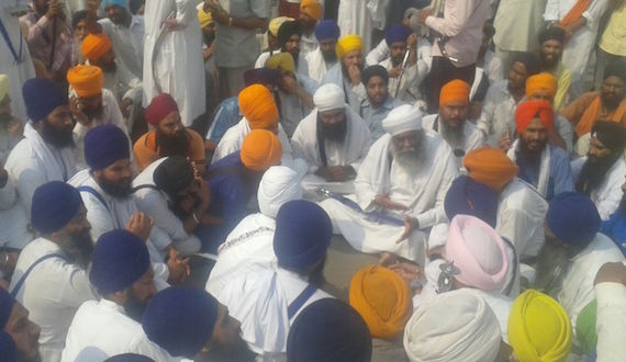 ਸ਼੍ਰੀ ਗੁਰੂ ਗ੍ਰੰਥ ਸਾਹਿਬ ਜੀ ਦੇ ਪਾਵਨ ਸਰੂਪਾਂ ਦੀ ਬੇਅਦਬੀ ਦੇ ਦੋਸ਼ੀਆਂ ਦੀ ਗ੍ਰਿਫਤਾਰੀ ਲਈ ਪੁਰਅਮਨ ਤਰੀਕੇ ਨਾਲ ਧਰਨਾ ਦਿੰਦੇ ਸਿੱਖ