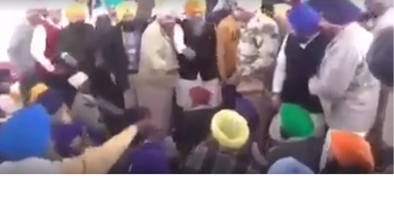 ਮਾਨ ਦਲ ਦੇ ਆਗੂਆਂ ਦੀ ਕੁੱਟਮਾਰ ਕਰਦੇ ਹੋਏ ਬਾਦਲ ਦਲ ਦੇ ਆਗੂ