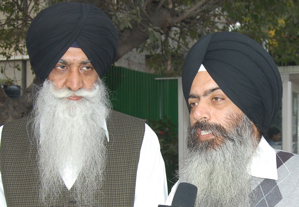ਪੱਤਰਕਾਰਾਂ ਨਾਲ ਗੱਲ ਕਰਦੇ ਹੋਏ ਭਾਈ ਹਰਪਾਲ ਸਿੰਘ ਚੀਮਾ ਅਤੇ ਭਾਈ ਕੰਵਰਪਾਲ ਸਿੰਘ