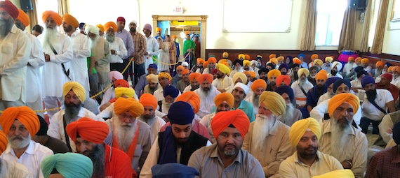 ਬੁਲਾਰਿਆਂ ਦੇ ਵਿਚਾਰ ਸੁਣਦੀਆਂ ਸੰਗਤਾਂ