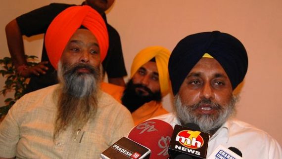 ਸੁਖਬੀਰ ਬਾਦਲ ਪੱਤਰਕਾਰਾਂ ਨਾਲ ਗੱਲ ਕਰਦੇ ਹੋਏ