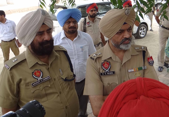 ਸੁਖਮਿੰਦਰ ਸਿੰਘ ਮਾਨ ਜ਼ਿਲ੍ਹਾ ਪੁਲਿਸ ਮੁਖੀ ਫ਼ਰੀਦਕੋਟ ਮੀਡੀਆ ਨਾਲ ਘਟਨਾ ਸਬੰਧੀ ਗੱਲ ਕਰਦੇ ਹੋਏ