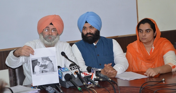 ਪ੍ਰੈਸ ਕਾਨਫਰੈਂਸ ਨੂੰ ਸੰਬੋਧਨ ਕਰਦੇ ਹੋਏ ਐਚ.ਐਸ. ਫੂਲਕਾ, ਹਿੰਮਤ ਸਿੰਘ ਸ਼ੇਰਗਿੱਲ, ਪ੍ਰੋਫੈਸਰ ਬਲਜਿੰਦਰ ਕੌਰ