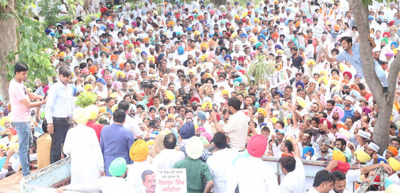 A-view-of-gathering-of-AAP-supporters-outside-Amritsar-Court