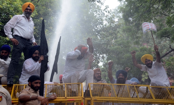 DSGMC at outside kejriwal house 01