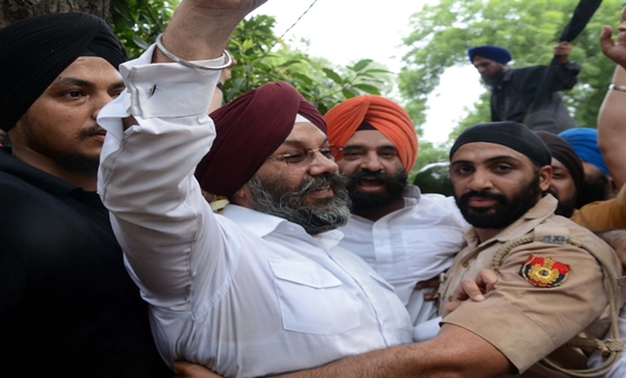 ਕੇਜਰੀਵਾਲ ਦੀ ਕੋਠੀ ਵੱਲ ਜਾਂਦਿਆਂ ਦਿੱਲੀ ਕਮੇਟੀ ਦੇ ਪ੍ਰਧਾਨ ਮਨਜੀਤ ਸਿੰਘ ਜੀ.ਕੇ. ਅਤੇ ਜਰਨਲ ਸਕੱਤਰ ਮਨਜਿੰਦਰ ਸਿੰਘ ਸਿਰਸਾ