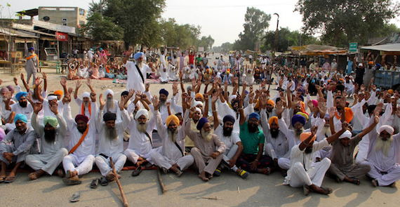 ਗੁਰੂ ਗ੍ਰੰਥ ਸਾਹਿਬ ਦੀ ਬੇਅਦਬੀ ਵਿਰੁਧ ਰੋਹ ਵਿਖਾਵਾ ਕਰਦੇ ਹੋਈ ਸਿੱਖ ਸੰਗਤ (ਪੁਰਾਣੀ ਤਸਵੀਰ)