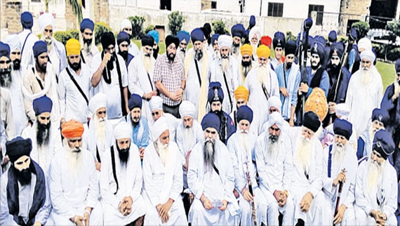 ਪੱਤਰਕਾਰਾਂ ਨਾਲ ਗਲਬਾਤ ਕਰਦੇ ਹੋਏ ਸੰਤ ਹਰਨਾਮ ਸਿੰਘ ਧੁੰਮਾ, ਭਾਈ ਜਸਬੀਰ ਸਿੰਘ ਰੋਡੇ, ਬਾਬਾ ਸੁਖਚੈਨ ਸਿੰਘ ਧਰਮਪੁਰਾ ਤੇ ਹੋਰ