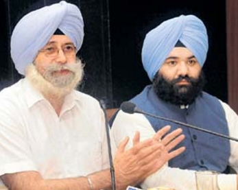 ਐਡਵੋਕੇਟ ਐਸ.ਐਸ. ਫੂਲਕਾ ਅਤੇ ਹਿੰਮਤ ਸਿੰਘ ਸ਼ੇਰਗਿੱਲ ਮੀਡੀਆ ਨਾਲ ਗੱਲਬਾਤ ਕਰਦੇ ਹੋਏ