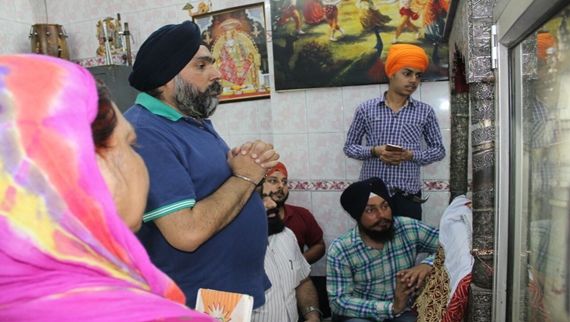 ਮੰਦਰ ਜਿੱਥੇ ਗੁਰੂ ਗ੍ਰੰਥ ਸਾਹਿਬ ਦੇ ਪ੍ਰਕਾਸ਼ ਦੇ ਨਾਲ ਚਾਰੋਂ ਪਾਸੇ ਫੋਟੋਆਂ ਅਤੇ ਮੂਰਤੀਆਂ ਦੀ ਪੂਜਾ ਹੂੰਦੀ ਸੀ