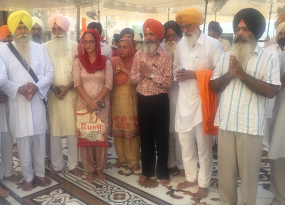 ਭਾਈ ਦਿਲਾਵਰ ਸਿੰਘ ਦੇ ਸ਼ਹੀਦੀ ਦਿਹਾੜੇ ਮੌਕੇ ਅਕਾਲ ਤਖ਼ਤ ਸਾਹਿਬ 'ਤੇ ਹੋਈ ਅਰਦਾਸ ਵਿਚ ਸ਼ਾਮਲ ਭਾਈ ਦਿਲਾਵਰ ਸਿੰਘ ਦਾ ਪਰਿਵਾਰ ਅਤੇ ਪੰਥਕ ਜਥੇਬੰਦੀਆਂ ਦੇ ਨੁਮਾਇੰਦੇ