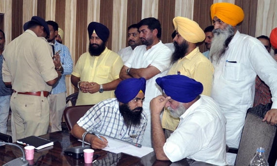 ਹੰਗਾਮੇ ਤੋਂ ਬਾਅਦ ਅਵਤਾਰ ਸਿੰਘ ਟਰੱਕਾਂ (ਸੱਜੇ ਪਾਸੇ ਬੈਠੇ) ਅਤੇ ਹੋਰ ਅਕਾਲੀ ਆਗੂ