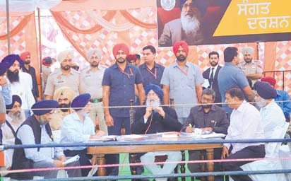 ਹਲਕਾ ਫਤਹਿਗੜ੍ਹ ਸਾਹਿਬ ਦੇ ਪਿੰਡਾਂ ਵਿੱਚ ਦੋ ਰੋਜ਼ਾ ਸੰਗਤ ਦਰਸ਼ਨ ਪ੍ਰੋਗਰਾਮ ਦੇ ਪਹਿਲੇ ਦਿਨ ਪਿੰਡ ਜਖਵਾਲੀ ਵਿੱਚ ਪੱਤਰਕਾਰਾਂ ਨਾਲ ਗੱਲ ਕਰਦੇ ਹੋਏ ਮੁੱਖ ਮੰਤਰੀ ਪ੍ਰਕਾਸ਼ ਸਿੰਘ ਬਾਦਲ