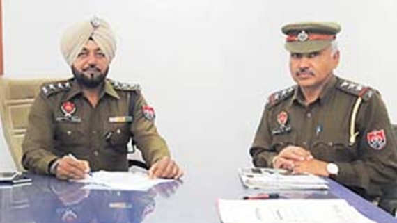 ਮੀਡੀਆ ਨੂੰ ਜਾਣਕਾਰੀ ਦਿੰਦੇ ਹੋਏ ਡੀ.ਐਸ.ਪੀ. ਮੂਨਕ ਅਜੇਪਾਲ ਸਿੰਘ ਅਤੇ ਐਸ.ਐਚ.ਓ. ਖਨੌਰੀ ਗੁਰਪ੍ਰਤਾਪ ਸਿੰਘ