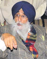 ਸਿਮਰਨਜੀਤ ਸਿੰਘ ਮਾਨ (13 ਦਸੰਬਰ, 2016) ਅੰਮ੍ਰਿਤਸਰ ਵਿਖੇ ਪੱਤਰਕਾਰਾਂ ਨਾਲ ਗੱਲ ਕਰਦੇ ਹੋਏ