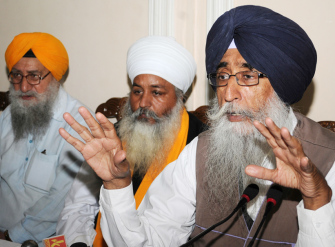 ਸਿਮਰਨਜੀਤ ਸਿੰਘ ਮਾਨ ਮੀਡੀਆ ਨਾਲ ਗੱਲ ਕਰਦੇ ਹੋਏ (ਫਾਈਲ ਫੋਟੋ)