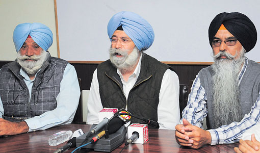 ਆਪ ਆਗੂ ਐਚ.ਐਸ. ਫੂਲਕਾ, ਐਡਵੋਕੇਟ ਨਵਕਿਰਨ ਸਿੰਘ ਮੀਡੀਆ ਨਾਲ ਗੱਲ ਕਰਦੇ ਹੋਏ