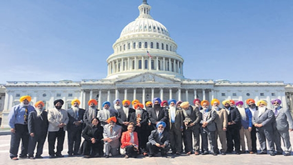 ਵਾਸ਼ਿੰਗਟਨ ਡੀਸੀ ਦੀ ਕੈਪੀਟਲ ਹਿੱਲ ਇਮਾਰਤ ਦੇ ਬਾਹਰ ਖ਼ੁਸ਼ੀ ਦਾ ਪ੍ਰਗਟਾਵਾ ਕਰਦੇ ਹੋਏ ਸਿੱਖ ਆਗੂ