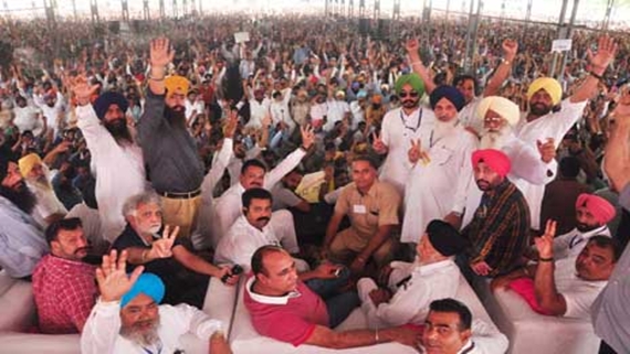 ਪੰਜਾਬ ਭਰ 'ਚੋਂ ਪਹੁੰਚੇ ਟਰੱਕ ਅਪਰੇਟਰਾਂ ਵੱਲੋਂ ਕੀਤੀ ਰੈਲੀ ਦਾ ਦ੍ਰਿਸ਼