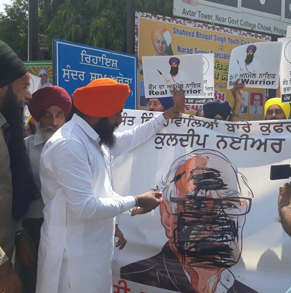 ਸਿੱਖ ਨੌਜਵਾਨਾਂ ਨੇ ਕੁਲਦੀਪ ਨਈਅਰ ਦੀ ਤਸਵੀਰ 'ਤੇ ਕਾਲਖ ਪੋਤ ਕੇ ਕੀਤਾ ਗੁੱਸੇ ਦਾ ਇਜ਼ਹਾਰ (ਫਾਈਲ ਫੋਟੋ)