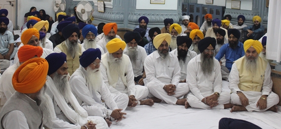 ਭਾਰਤੀ ਫੌਜ 'ਚ ਸੇਵਾ ਨਿਭਾਉਣ ਵਾਲੇ ਜਨਰਲਾਂ ਦੀਆਂ ਤਸਵੀਰਾਂ ਕੇਂਦਰੀ ਸਿੱਖ ਅਜਾਇਬ ਘਰ 'ਚ ਲਾਉਣ ਮੌਕੇ ਸ਼੍ਰੋਮਣੀ ਕਮੇਟੀ ਪ੍ਰਧਾਨ ਪ੍ਰੋ. ਕਿਰਪਾਲ ਸਿੰਘ ਬਡੂੰਗਰ ਅਤੇ ਹੋਰ