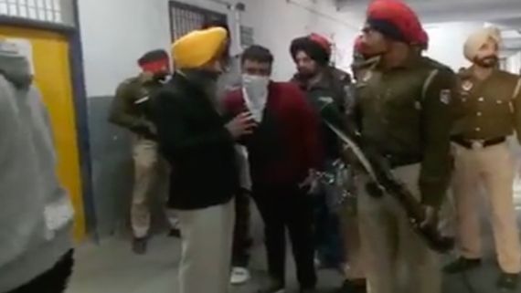 ਅਦਾਲਤ 'ਚ ਪੇਸ਼ੀ ਦੌਰਾਨ ਜਗਤਾਰ ਸਿੰਘ ਜੱਗੀ ਵਕੀਲ ਜਸਪਾਲ ਸਿੰਘ ਮੰਝਪੁਰ ਨਾਲ (ਫਾਈਲ ਫੋਟੋ: 19 ਨਵੰਬਰ, 2017)