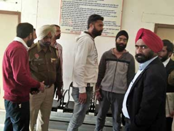 ਜੰਮੂ ਤੋਂ ਗ੍ਰਿਫ਼ਤਾਰ ਨੌਜਵਾਨ ਨੂੰ ਬਾਘਾਪੁਰਾਣਾ ਅਦਾਲਤ ’ਚ ਪੇਸ਼ ਕਰਨ ਸਮੇਂ ਦੀ ਤਸਵੀਰ