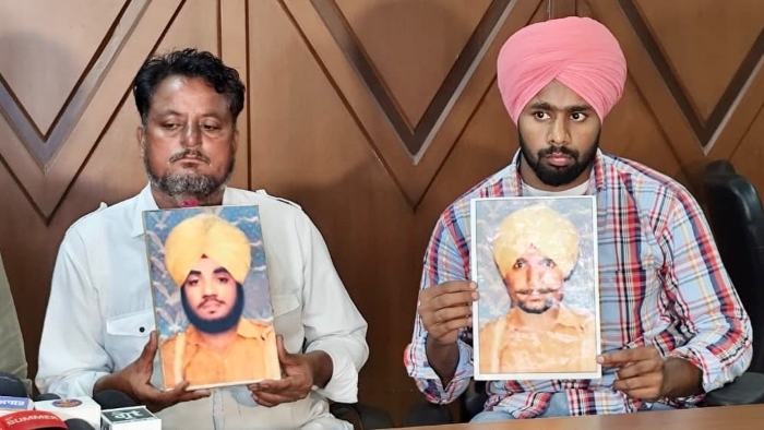 Family-members-of-the-Sikhs-who-were-subjected-to-enforced-disappearnces-holding-the-photos