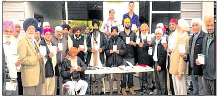 ਗੁਰਦੁਆਰਾ ਸਾਹਿਬ ਵਿੱਚ ਪਟੀਸ਼ਨ 'ਤੇ ਦਸਤਖਤ ਕਰਦੇ ਸਿੱਖ
