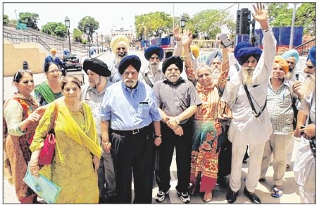 ਪਰਮਜੀਤ ਸਿੰਘ ਸਰਨਾ ਦੀ ਅਗਵਾਈ ਵਿੱਚ ਜੱਥਾ ਪਾਕਿਸਤਾਨ ਰਵਾਨਾ ਹੁੰਦਾ ਹੋਇਆ