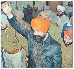 ਪਟਿਆਲਾ ਦੀ ਜਿਲ੍ਹਾ ਅਦਾਲਤ ਵਿਚ ਪੇਸ਼ੀ ਮੌਕੇ ਭਾਈ ਬਲਵੰਤ ਸਿੰਘ ਰਾਜੋਆਣਾ ਦੀ ਇਕ ਪੁਰਾਣੀ ਤਸਵੀਰ