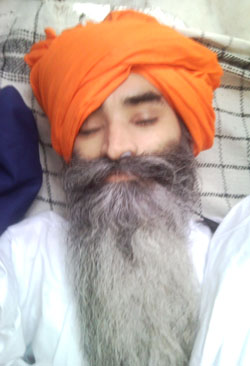 ਭਾਈ ਸੁਰਿੰਦਰਪਾਲ ਸਿੰਘ ਠਰੂਆ ਦੀ ਆਖਰੀ (ਅਕਾਲ ਚਲਾਣੇ ਤੋਂ ਬਾਅਦ ਦੀ) ਤਸਵੀਰ।