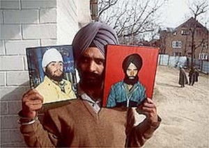 ਨਾਨਕ ਸਿੰਘ ਜੋ ਇਸ ਕਤਲੇਆਮ ਵਿੱਚੋਂ ਬਚ ਗਿਆ ਸੀ ਮਾਰੇ ਗਏ ਆਪਣੇ ਪੰਜ ਜੀਆਂ ਦੀਆਂ ਤਸਵੀਰਾਂ ਦਿਖਾਉਂਦੇ ਹੋਏ
