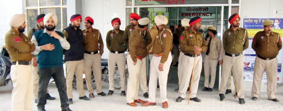 Police-outside-Emergency-ward-of-Civil-Hospital-Ludhiana-e1425014242117