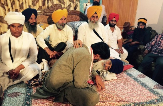 ਯੋਗਿੰਦਰ ਯਾਦਵ ਬਾਪੂ ਸੂਰਤ ਸਿੰਘ ਨੂੰ ਮਿਲਦੇ ਹੋਏ