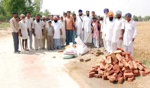 foundation stone politics ਪਿੰਡ ਸੰਗਤਪੁਰਾ ਵਿਖੇ ਅਕਾਲੀ ਦਲ ਦੀ ਇੱਕ ਧਿਰ ਵੱਲੋਂ ਵਿਕਾਸ ਕੰਮਾਂ ਦੇ ਪੱਥਰ ਲਗਾਉਣ ਲਈ ਲਿਆਂਦਾ ਸਮਾਨ ਵਿਖਾਉਂਦੇ ਪਿੰਡ ਵਾਸੀ। ਤਸਵੀਰ: ਗੁਰਭੇਜ ਸਿੰਘ ਚੌਹਾਨ